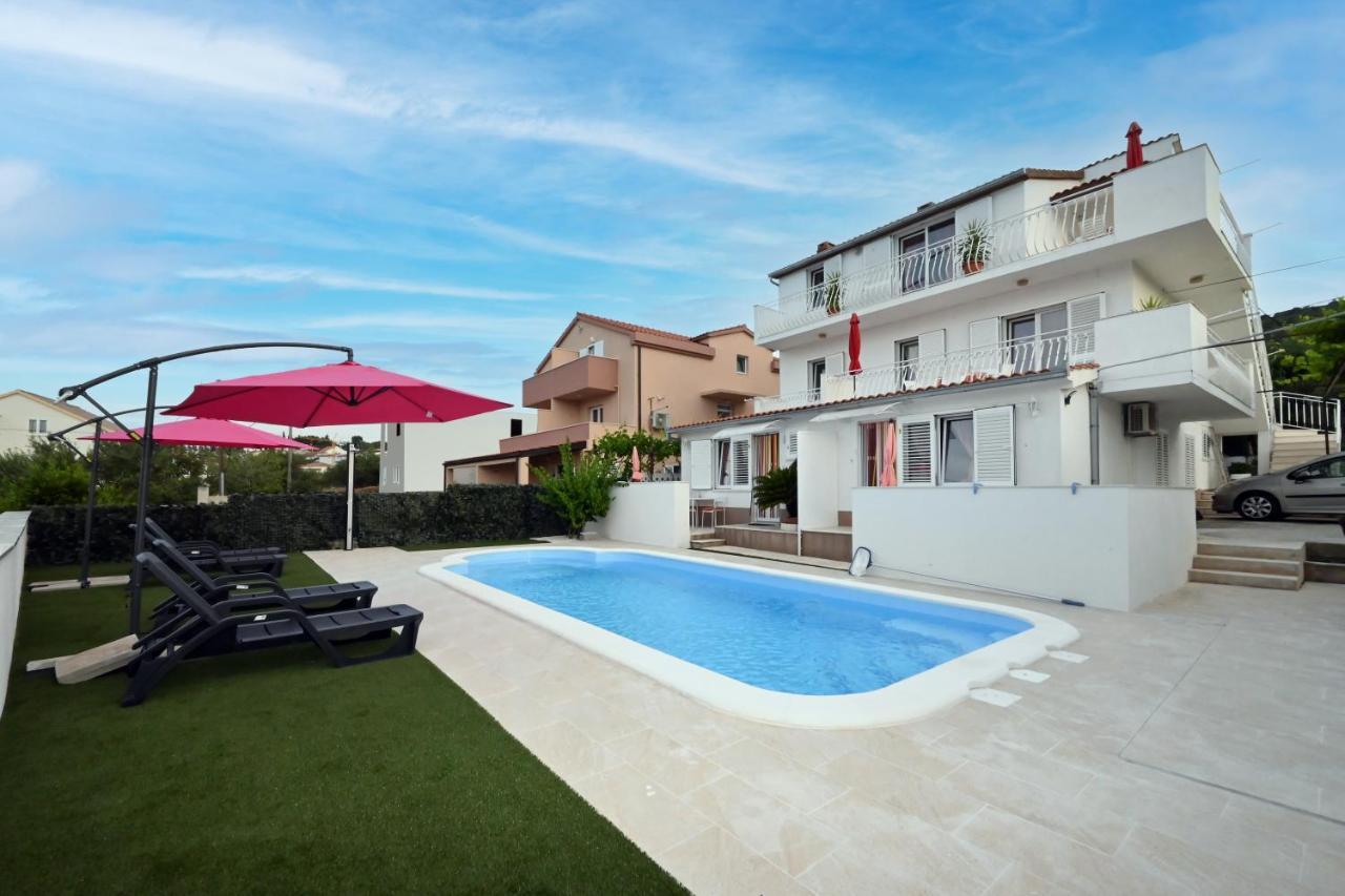 Apartment Mihovilovic - 50 M From *