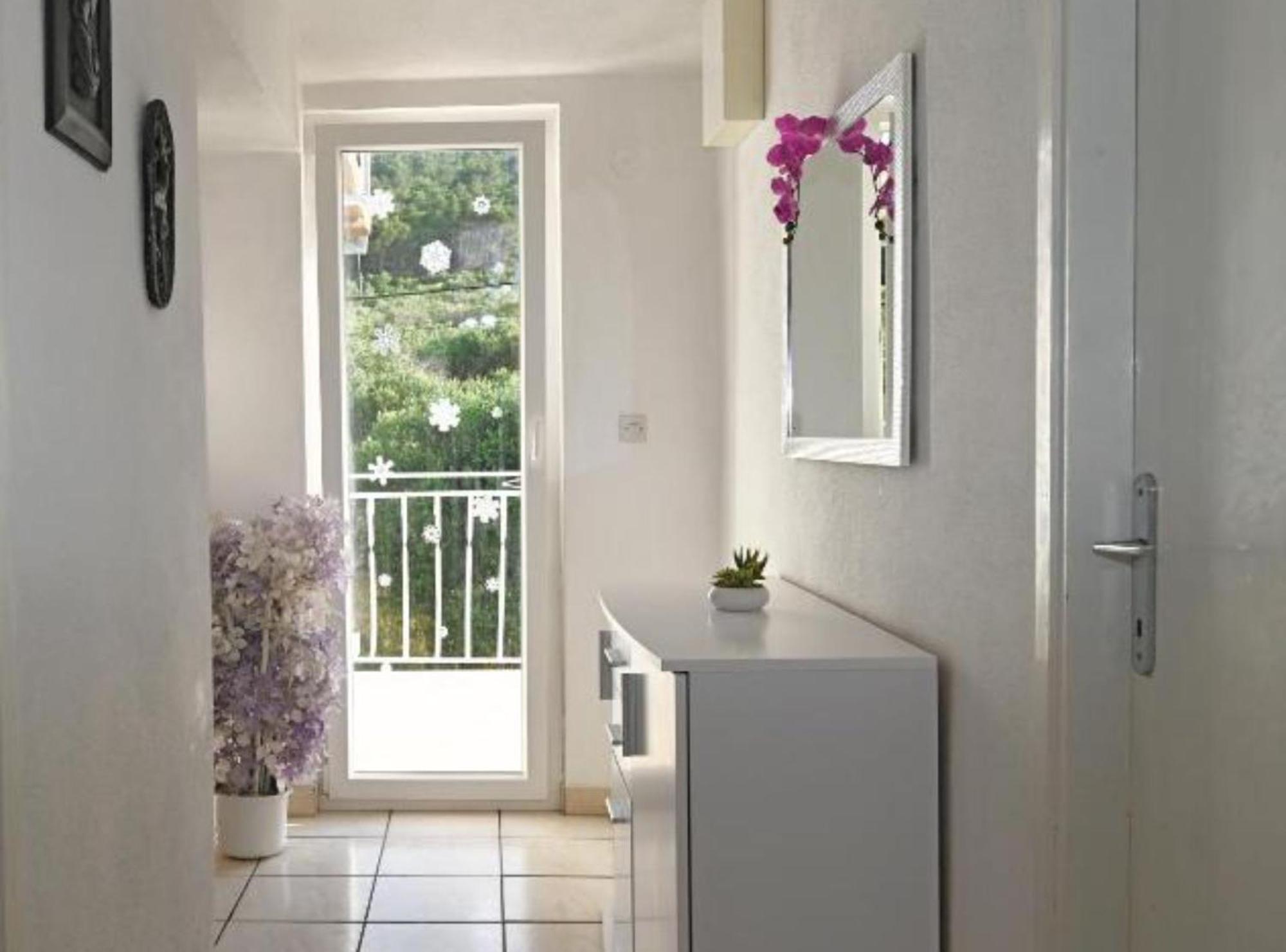 Apartment Mihovilovic - 50 M From