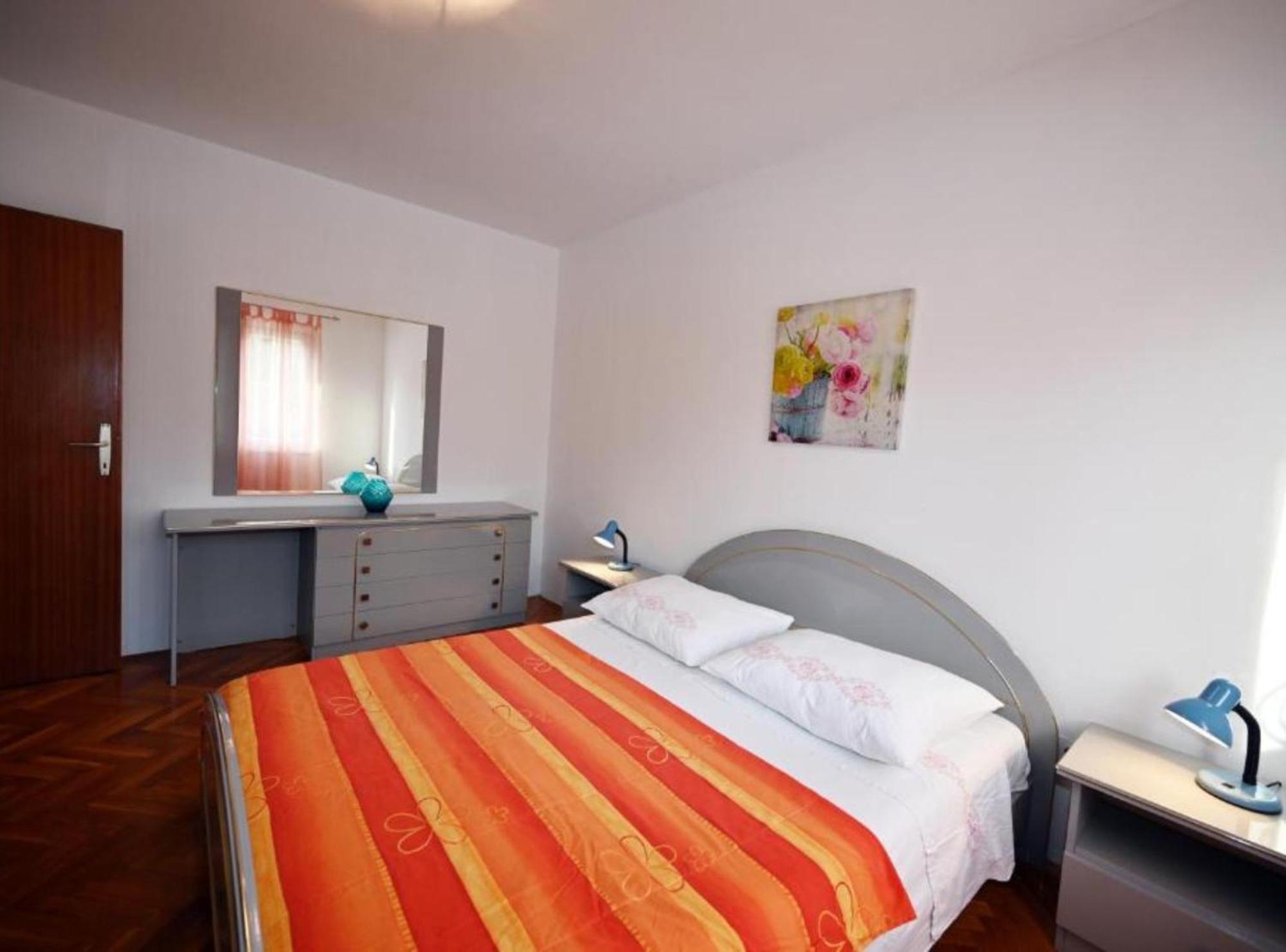 Apartment Mihovilovic - 50 M From *