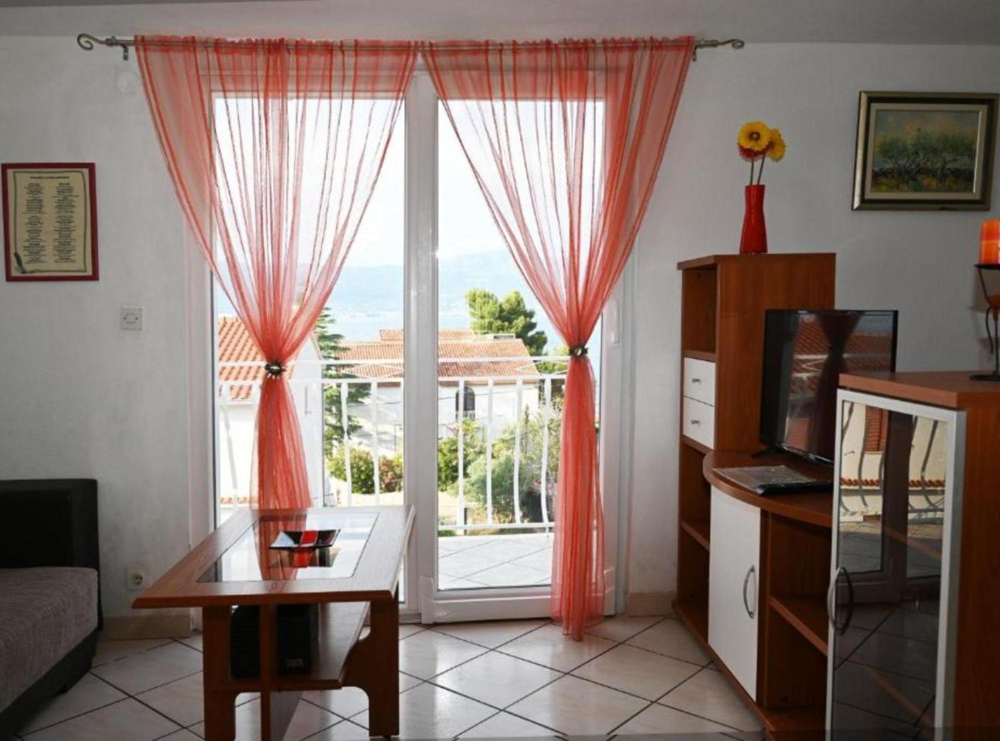 Apartment Mihovilovic - 50 M From Slatine