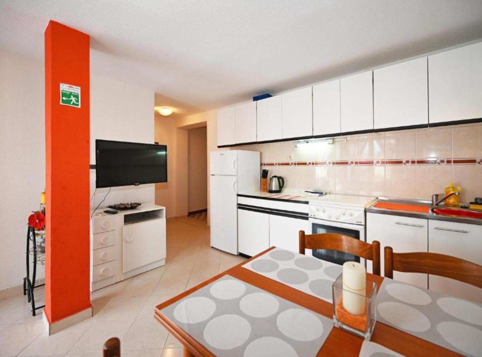 Apartment Mihovilovic - 50 M From *