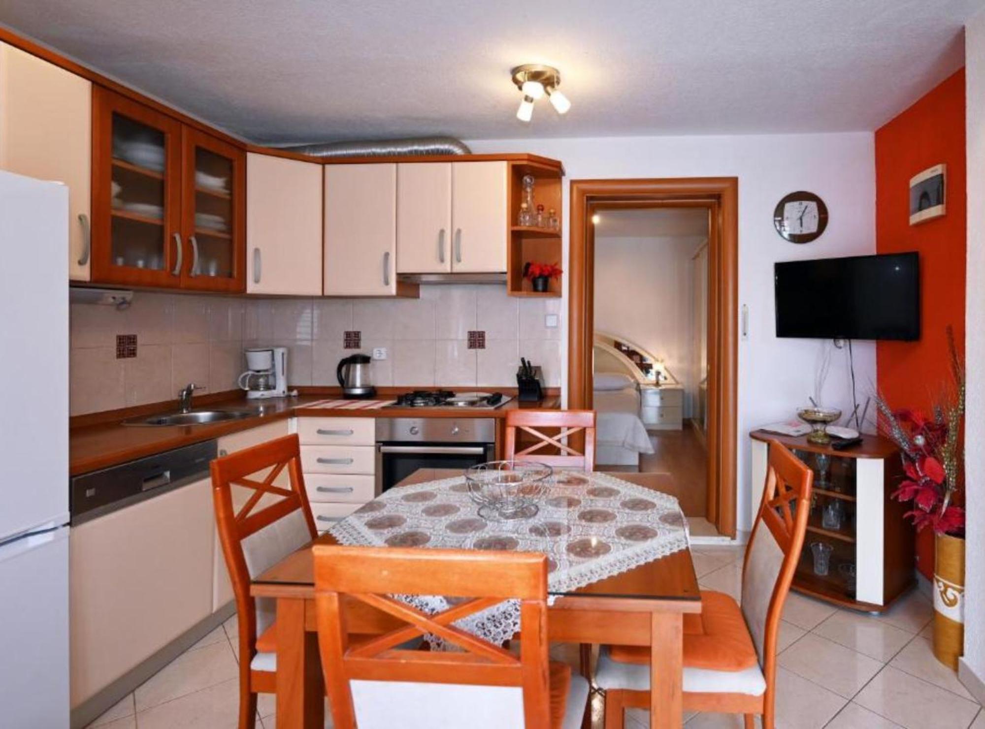 Apartment Mihovilovic - 50 M From Slatine