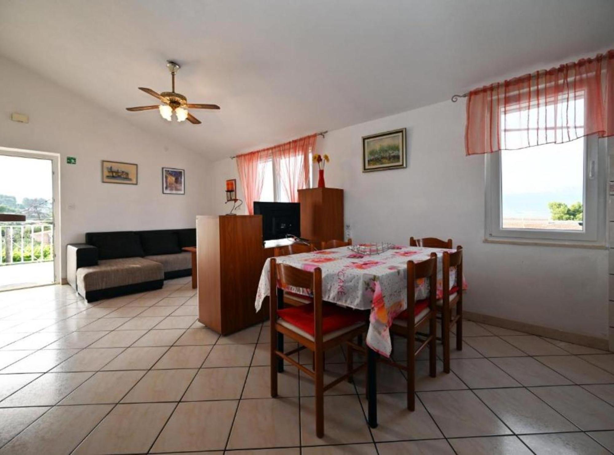 Apartment Mihovilovic - 50 M From Slatine