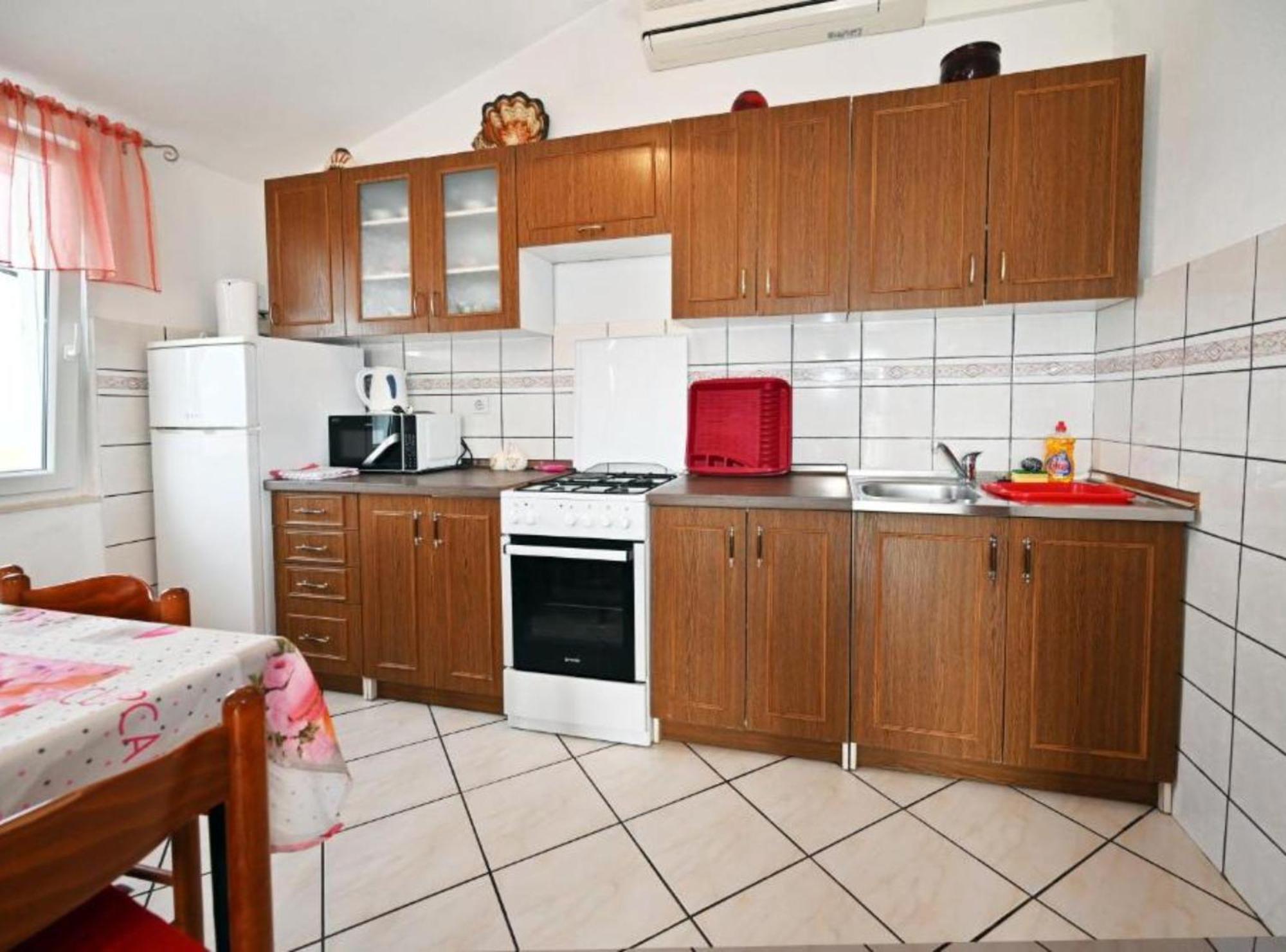 Apartment Mihovilovic - 50 M From Slatine