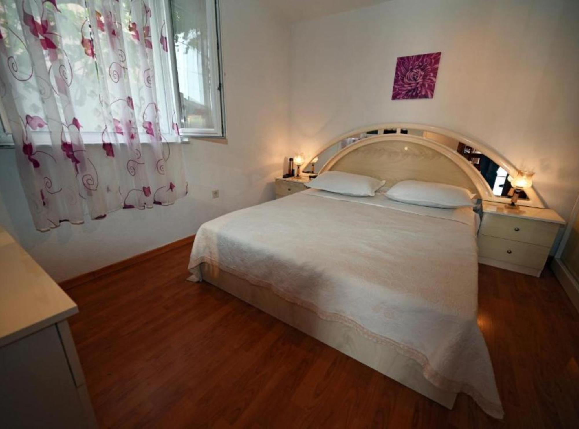 Apartment Mihovilovic - 50 M From Slatine
