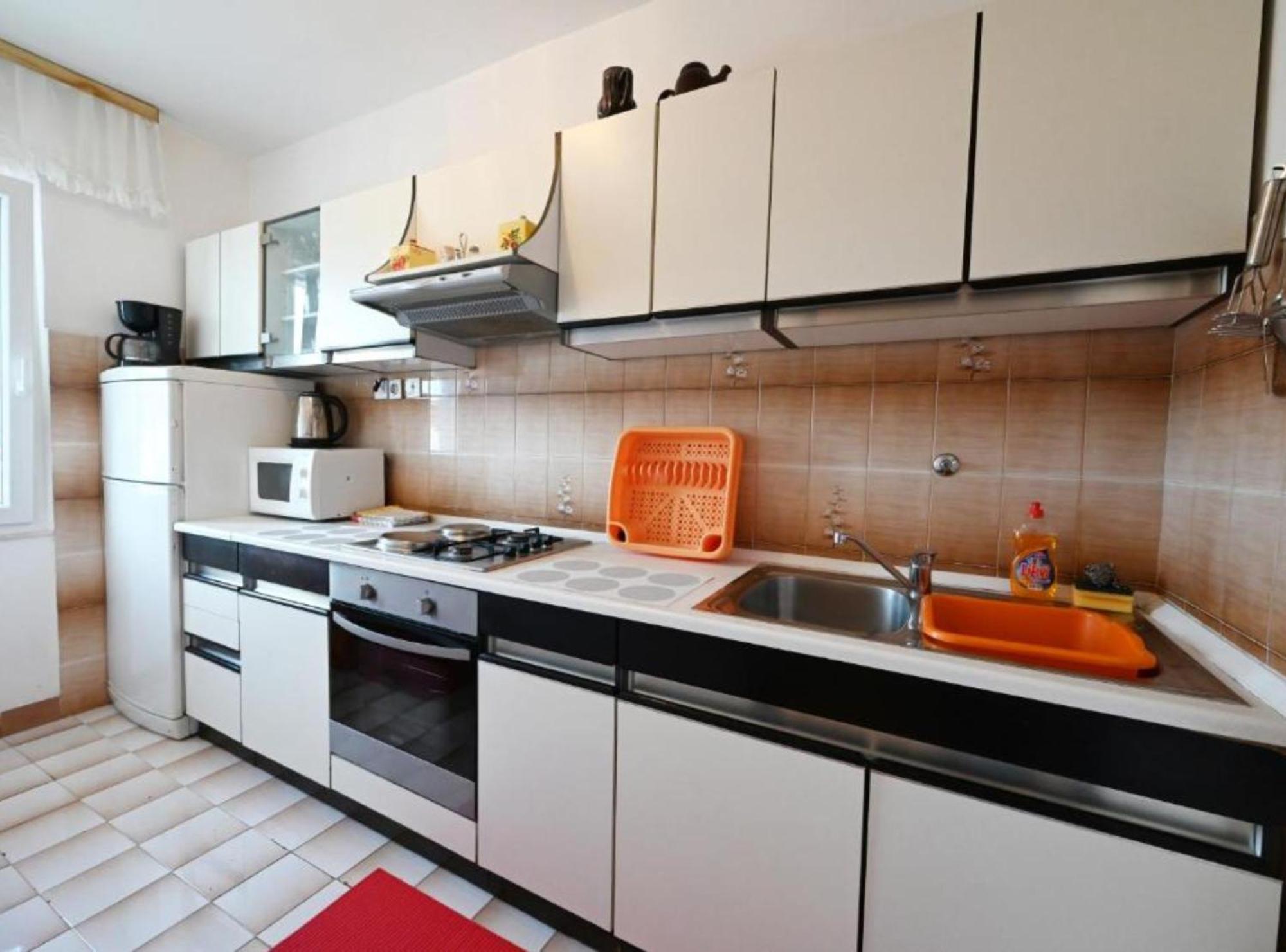 Apartment Mihovilovic - 50 M From