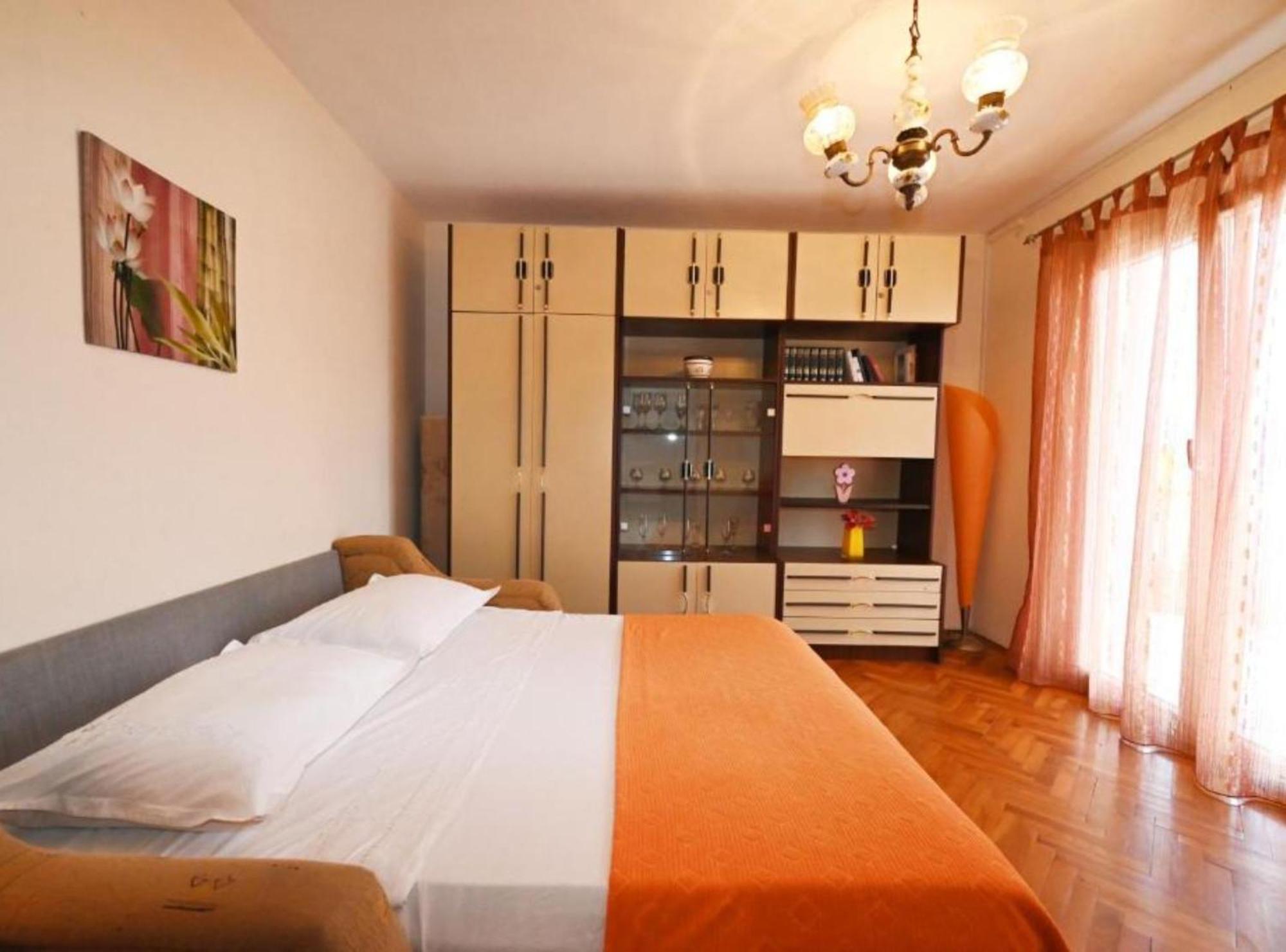 Apartment Mihovilovic - 50 M From *