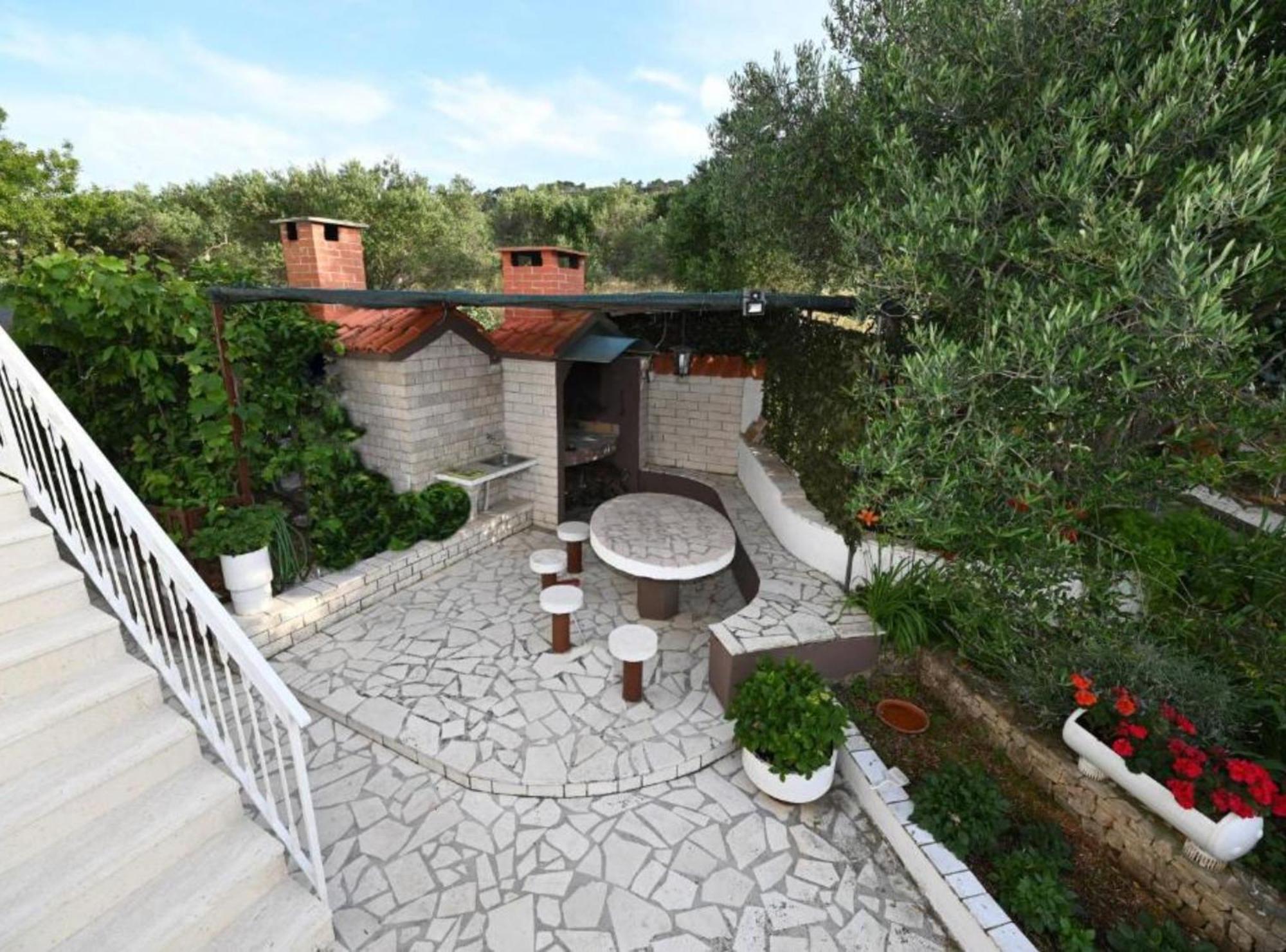 Apartment Mihovilovic - 50 M From Slatine
