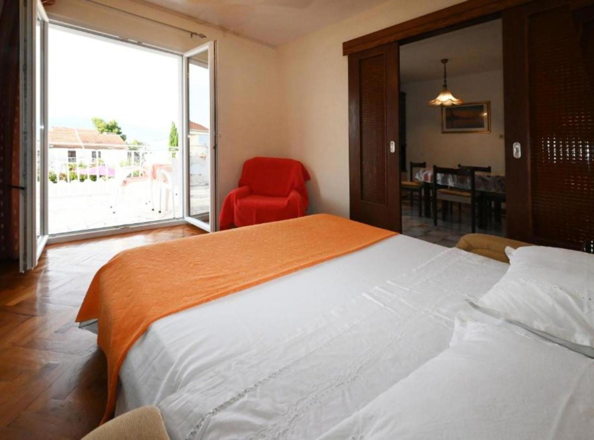 Apartment Mihovilovic - 50 M From